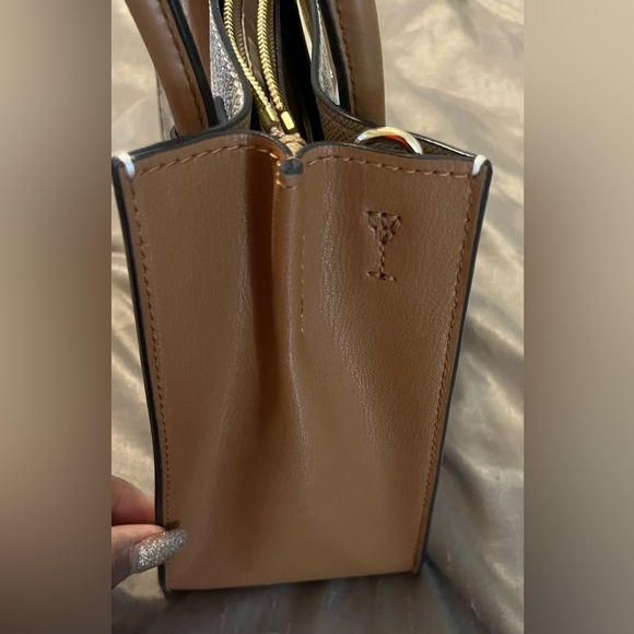 Michael Kors Mercer Medium Accordion Leather Tote Vanilla - Picture 12 of 13